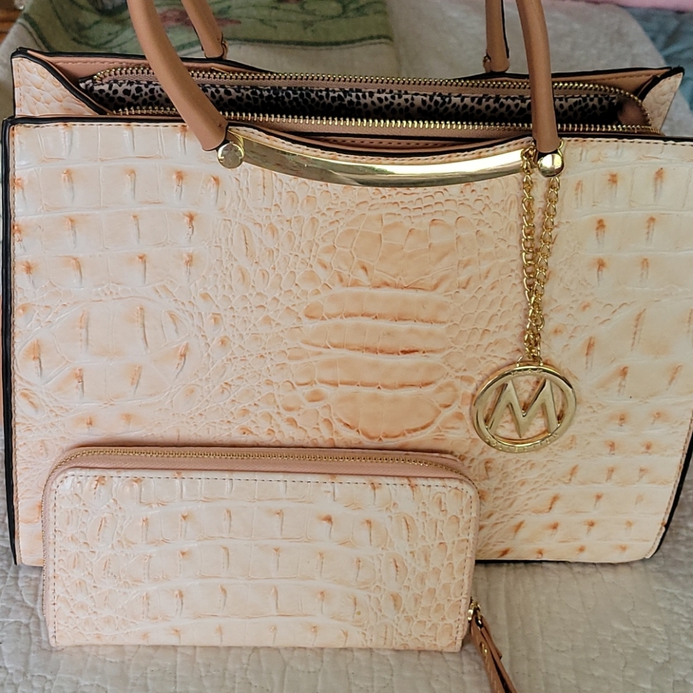 Beautiful alligator patterned large bag.